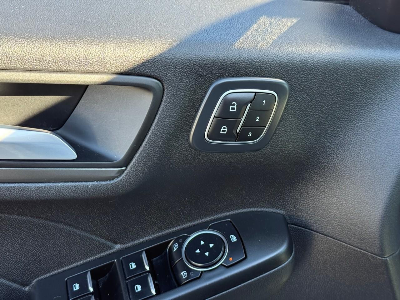 Ford Escape Vehicle Full-screen Gallery Image 11