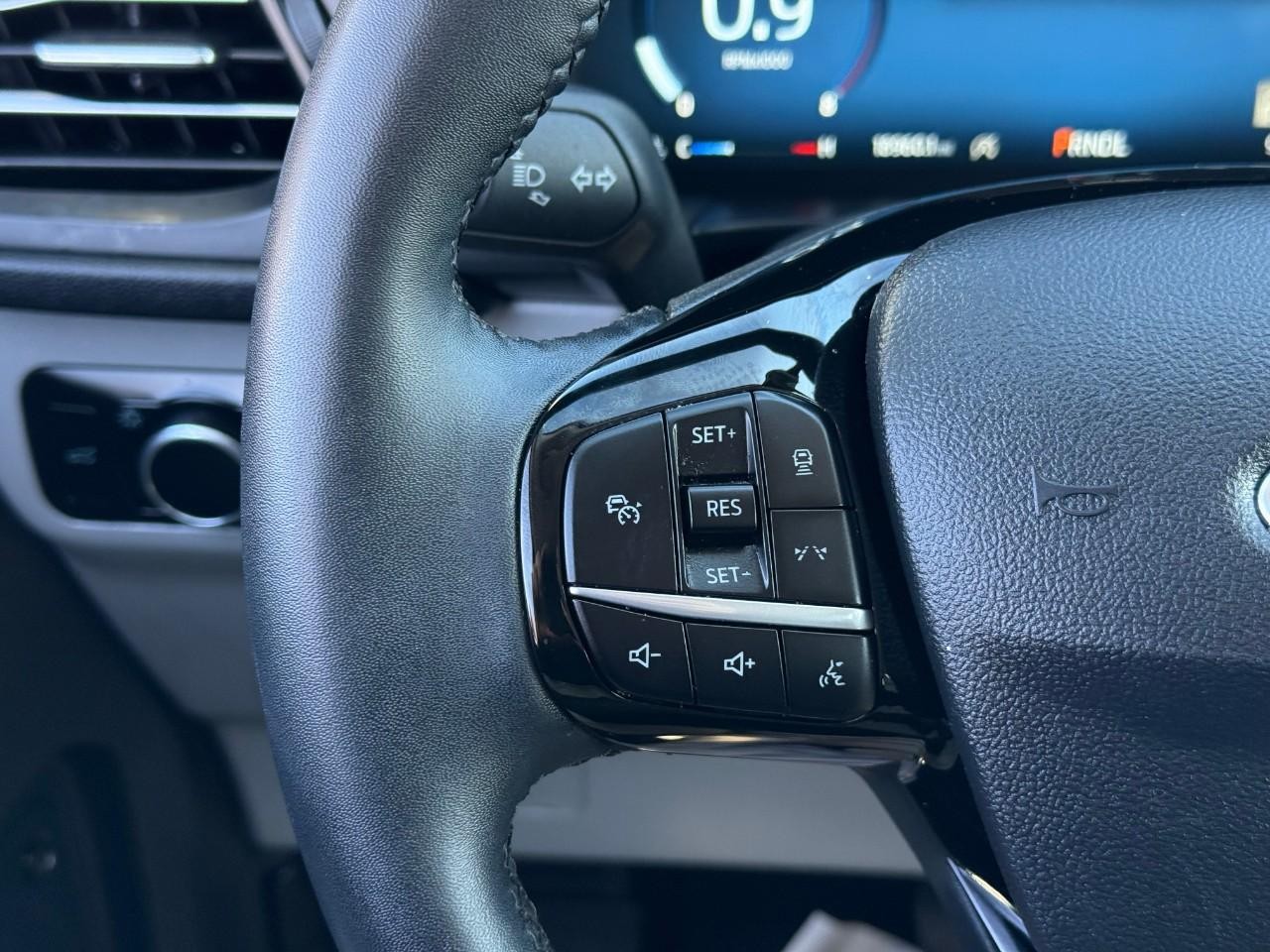 Ford Escape Vehicle Full-screen Gallery Image 14