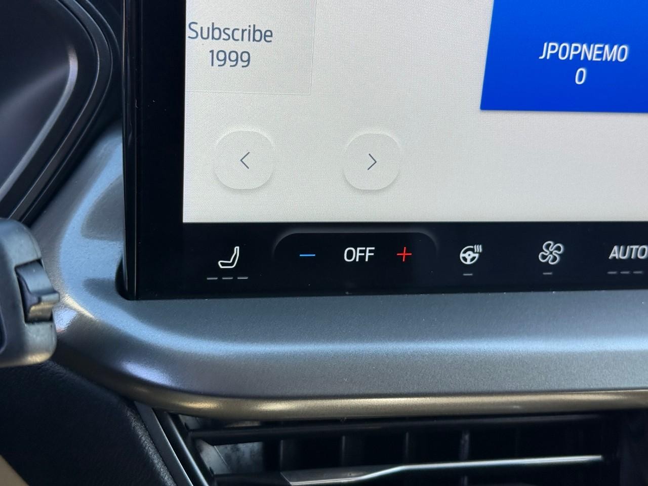 Ford Escape Vehicle Full-screen Gallery Image 19