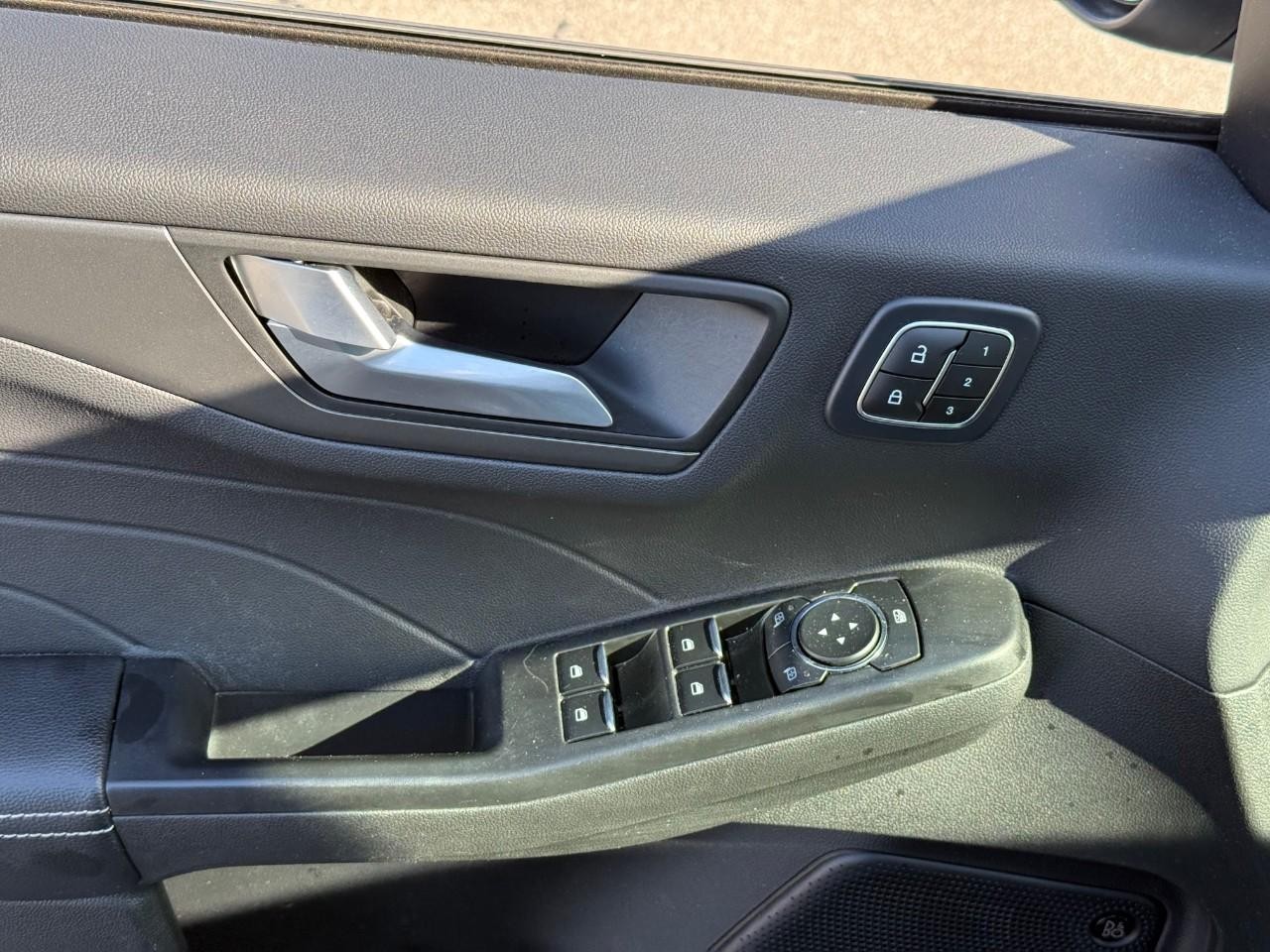 Ford Escape Vehicle Full-screen Gallery Image 10