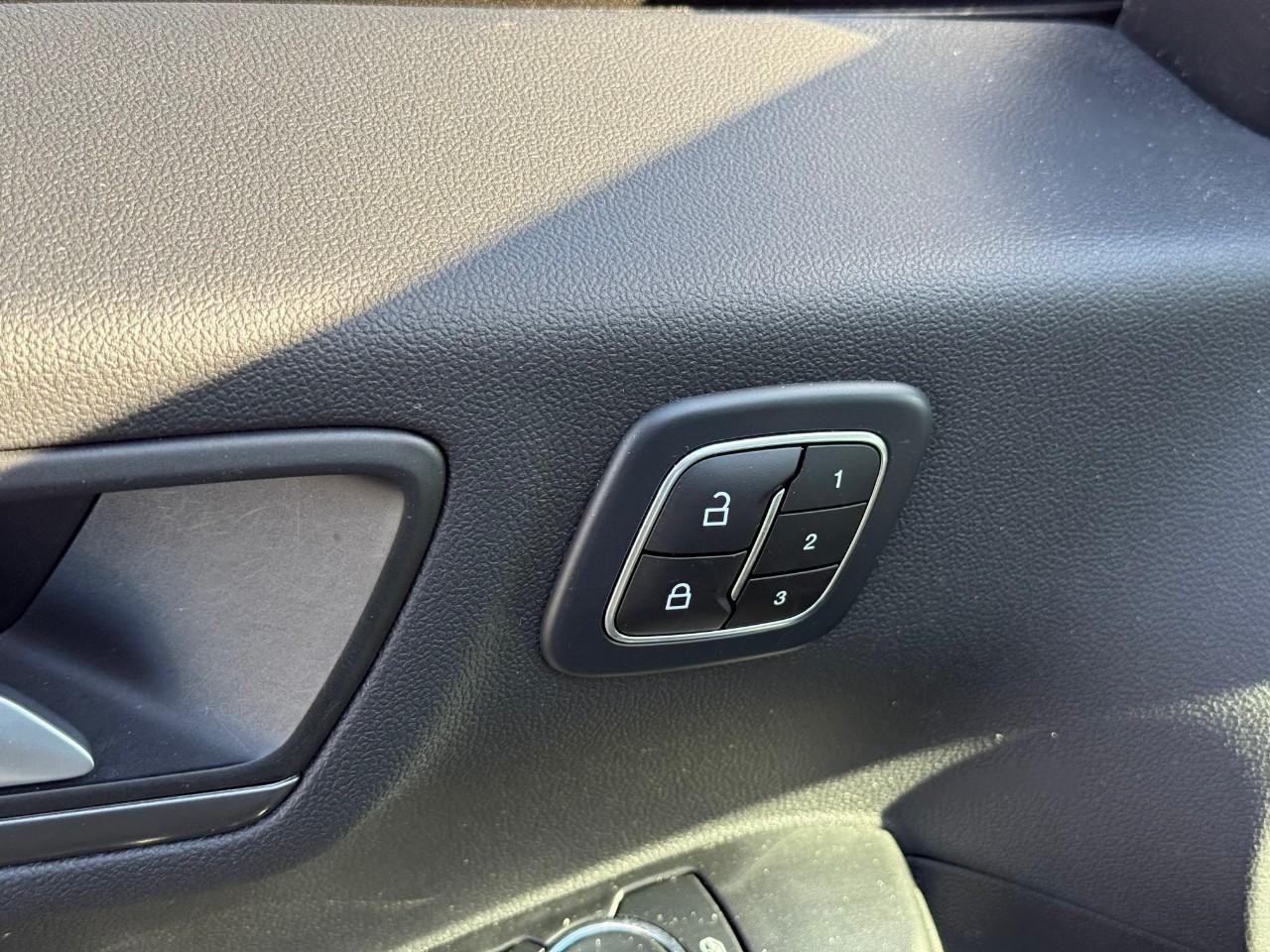 Ford Escape Vehicle Full-screen Gallery Image 11