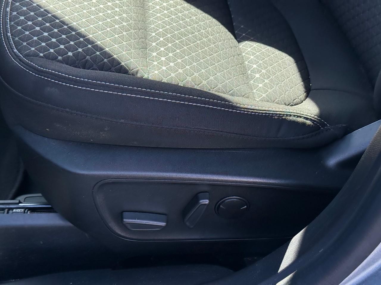 Ford Escape Vehicle Full-screen Gallery Image 13