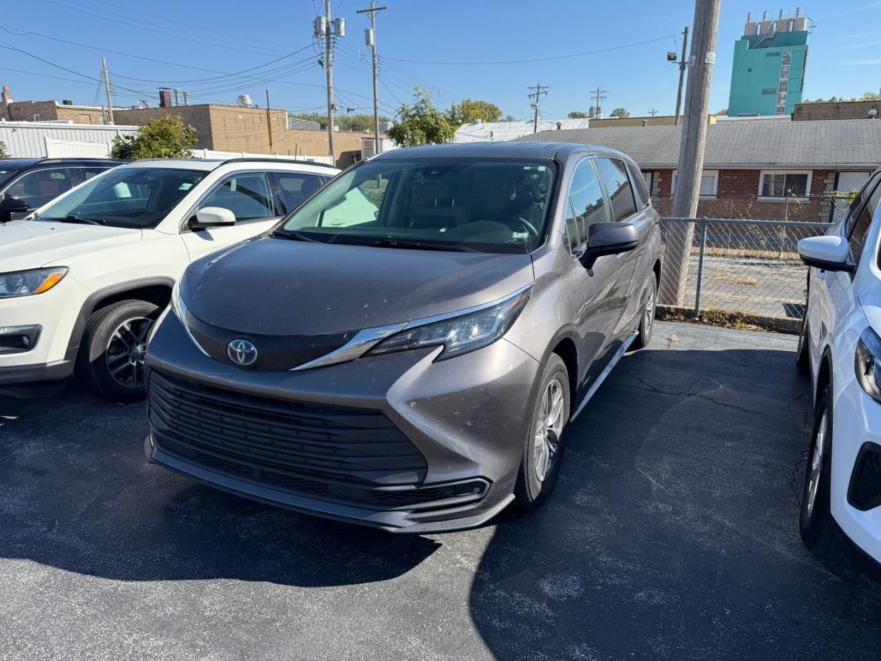 Toyota Sienna Vehicle Full-screen Gallery Image 02