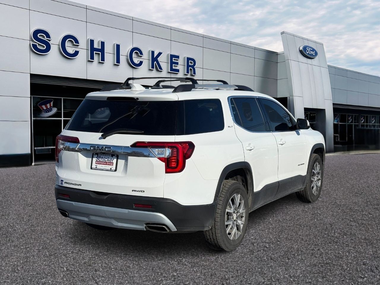 GMC Acadia Vehicle Full-screen Gallery Image 02