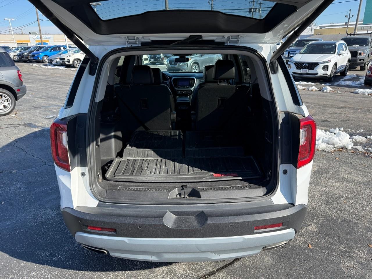 GMC Acadia Vehicle Full-screen Gallery Image 07