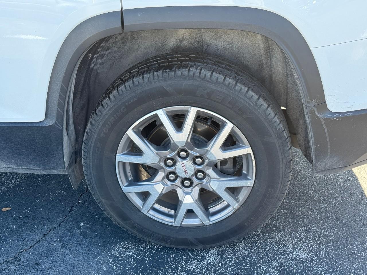 GMC Acadia Vehicle Full-screen Gallery Image 09