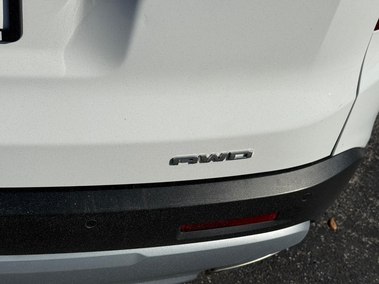 GMC Acadia Vehicle Full-screen Gallery Image 10