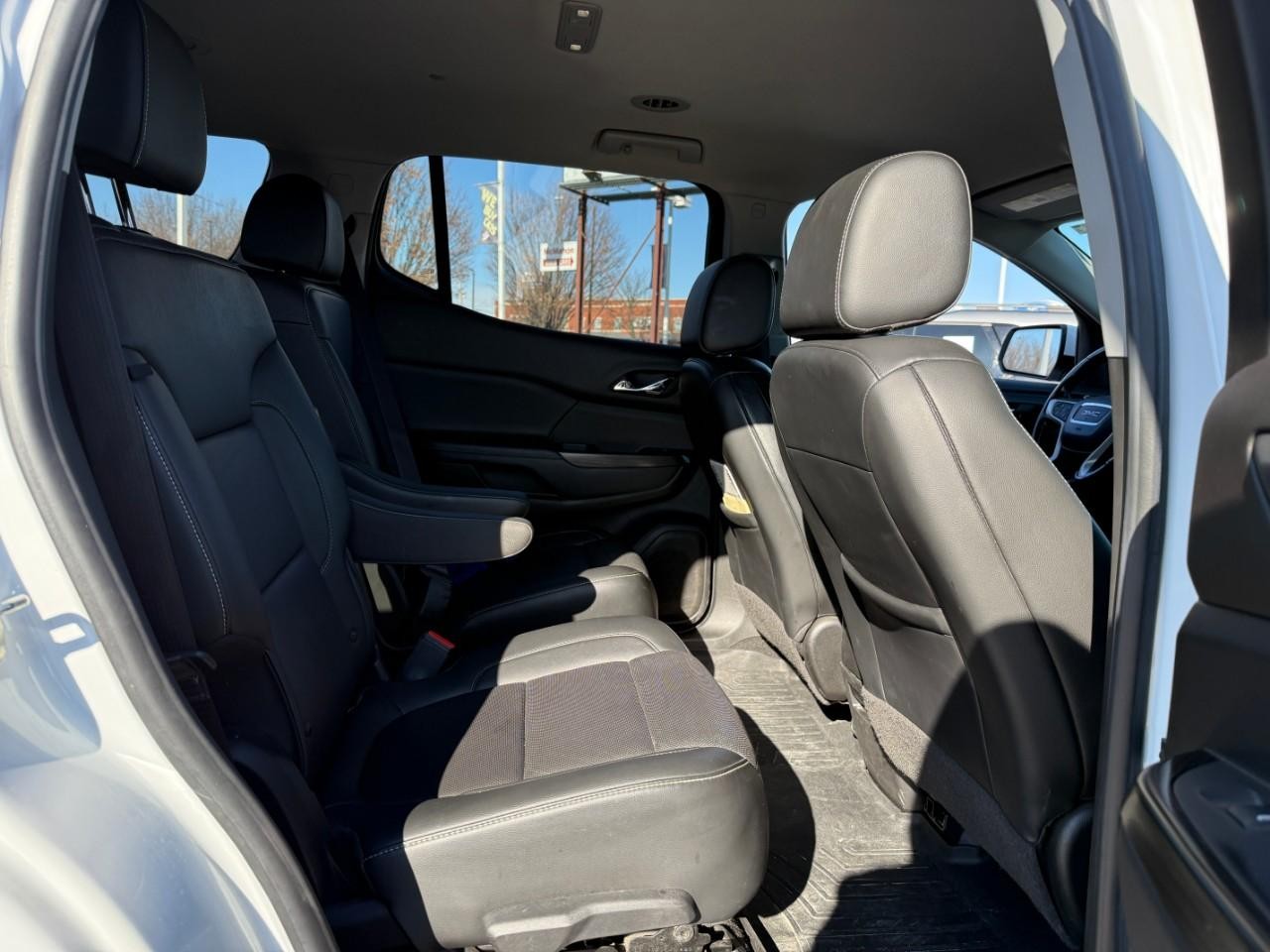 GMC Acadia Vehicle Full-screen Gallery Image 11