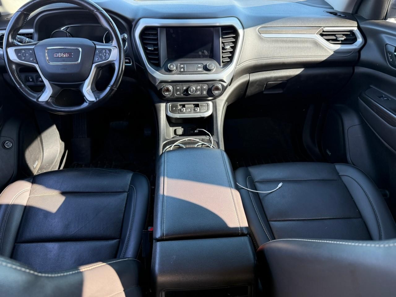 GMC Acadia Vehicle Full-screen Gallery Image 12