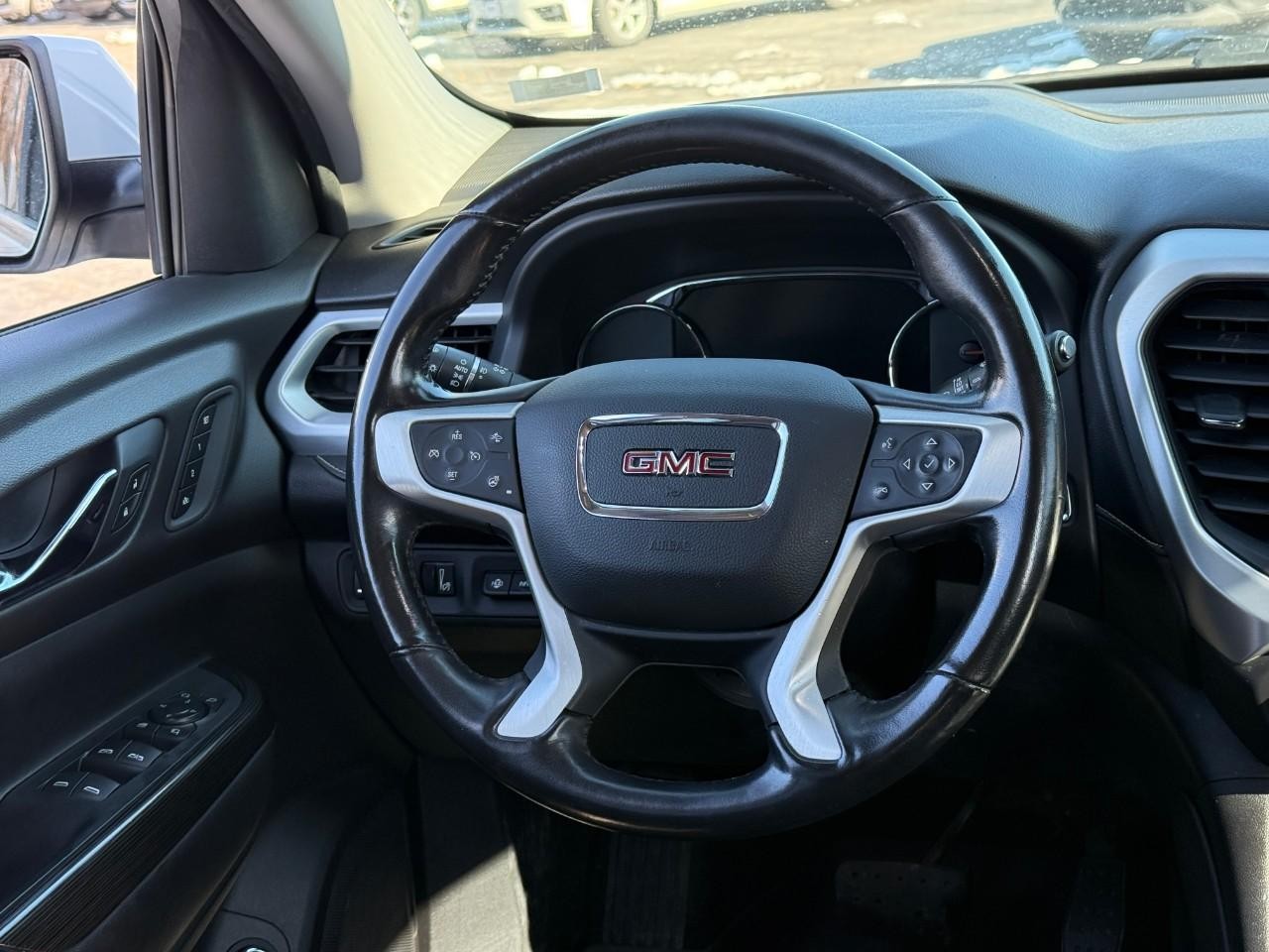 GMC Acadia Vehicle Full-screen Gallery Image 13