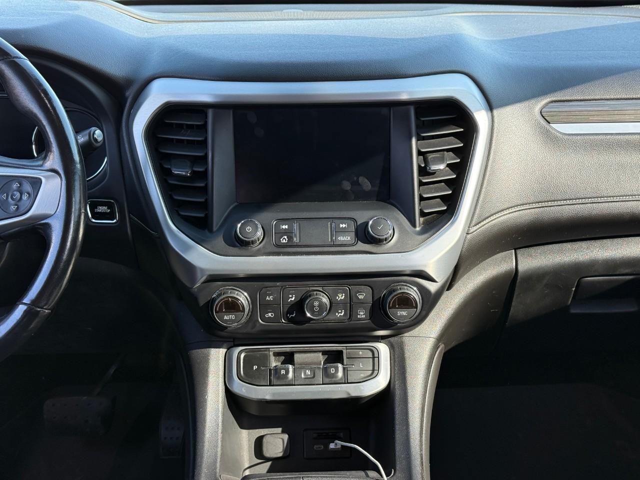 GMC Acadia Vehicle Full-screen Gallery Image 14
