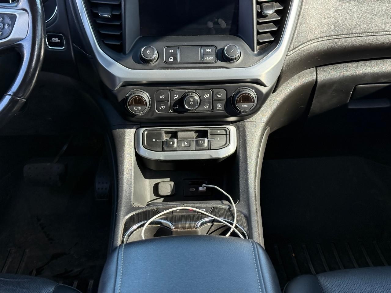 GMC Acadia Vehicle Full-screen Gallery Image 15