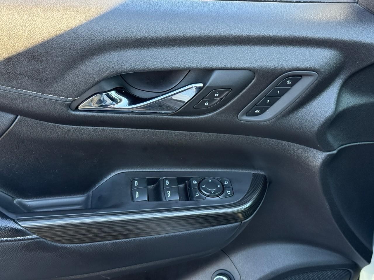 GMC Acadia Vehicle Full-screen Gallery Image 16