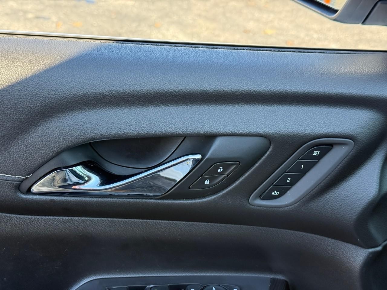 GMC Acadia Vehicle Full-screen Gallery Image 17