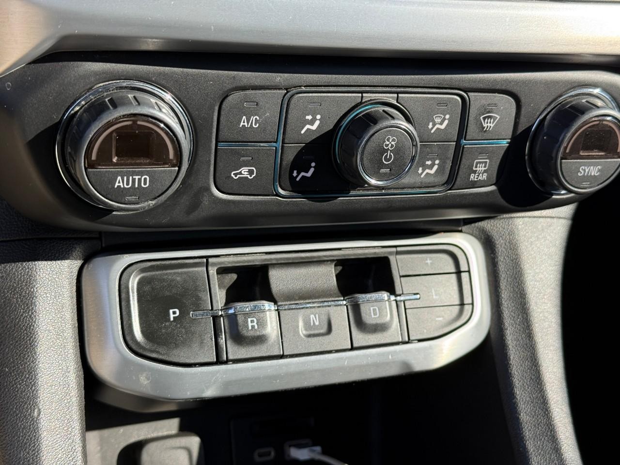 GMC Acadia Vehicle Full-screen Gallery Image 23