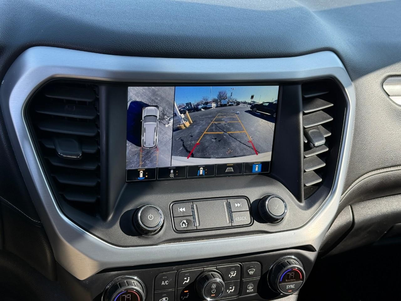 GMC Acadia Vehicle Full-screen Gallery Image 24