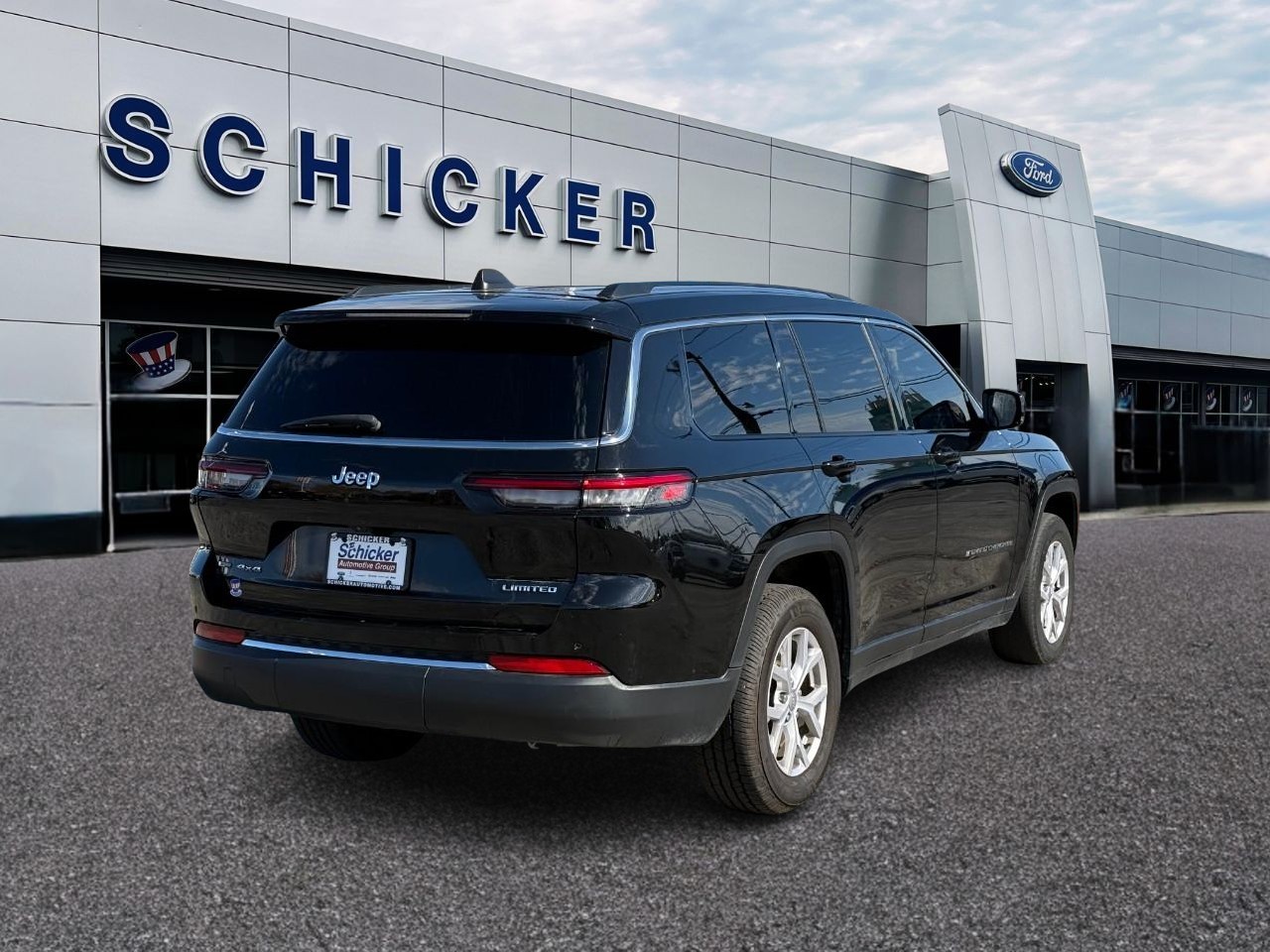 Jeep Grand Cherokee L Vehicle Full-screen Gallery Image 02