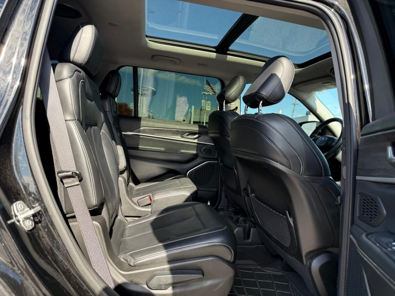 Jeep Grand Cherokee L Vehicle Full-screen Gallery Image 05