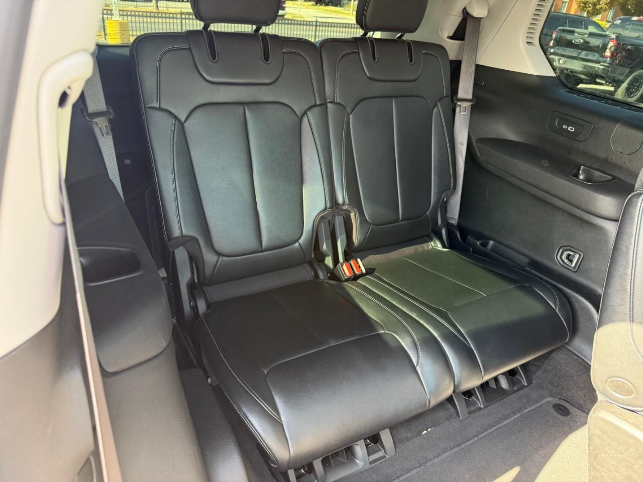 Jeep Grand Cherokee L Vehicle Full-screen Gallery Image 06