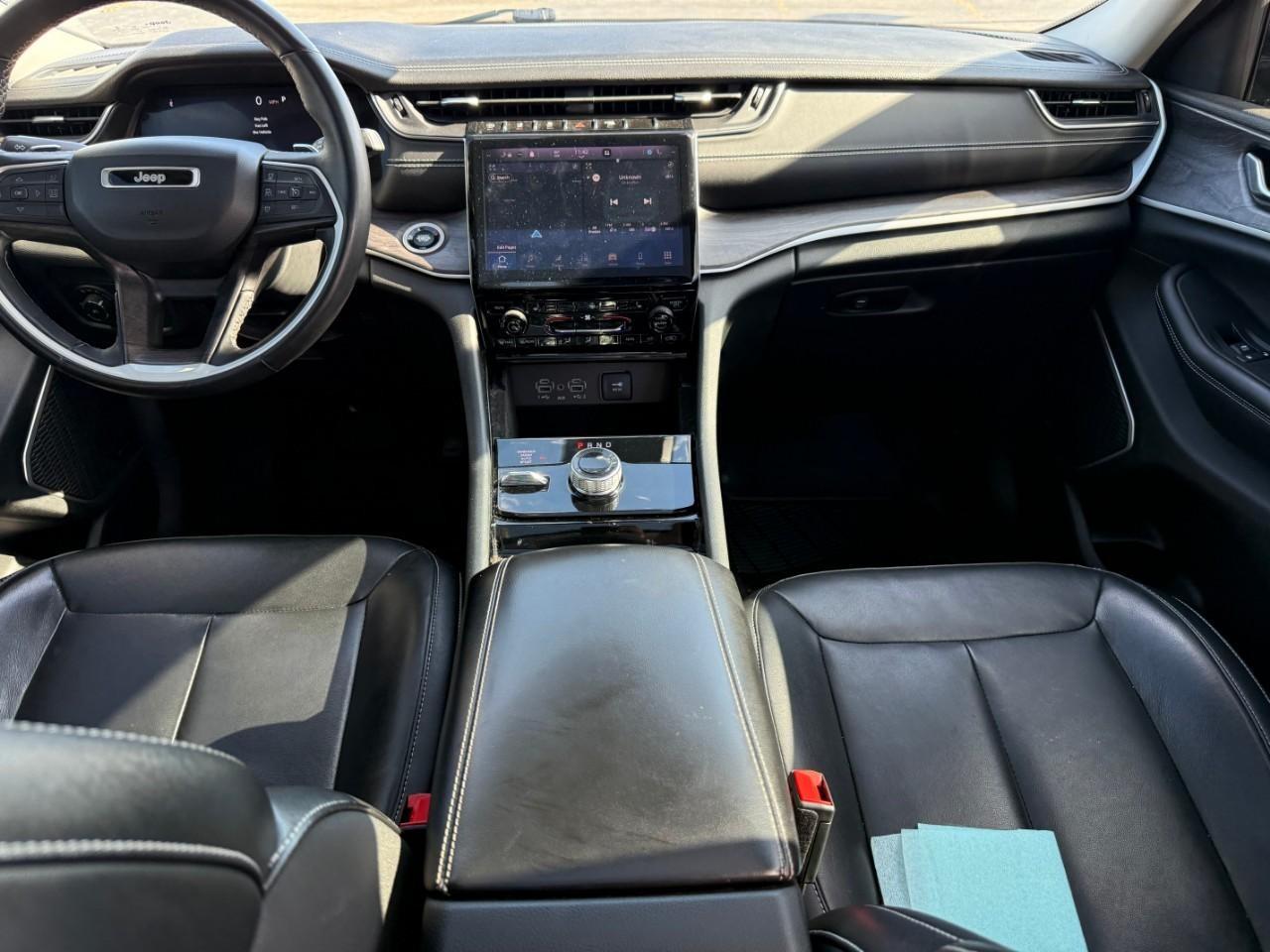 Jeep Grand Cherokee L Vehicle Full-screen Gallery Image 07