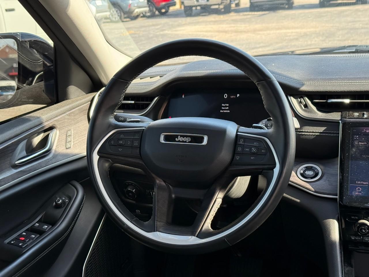 Jeep Grand Cherokee L Vehicle Full-screen Gallery Image 08