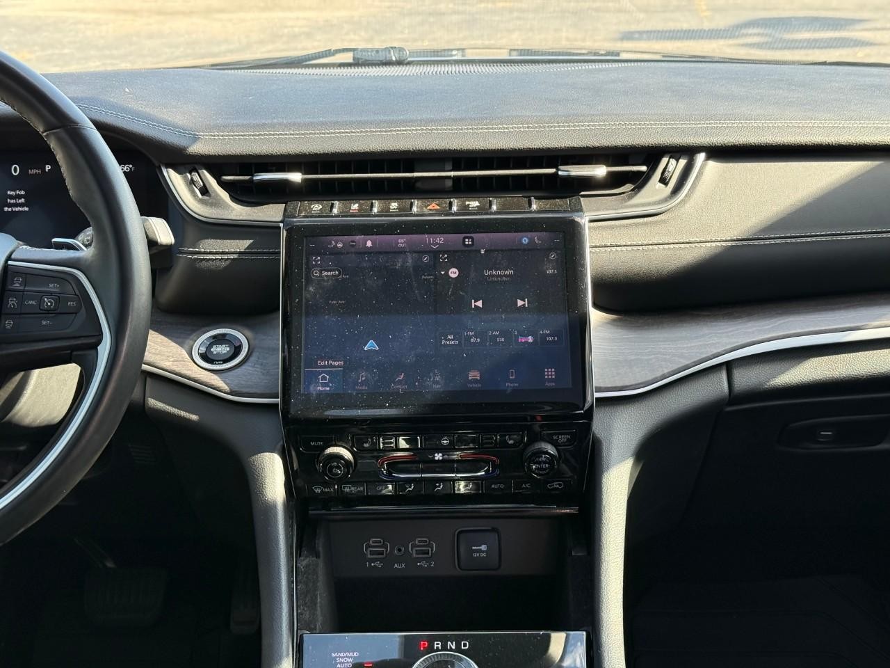 Jeep Grand Cherokee L Vehicle Full-screen Gallery Image 09