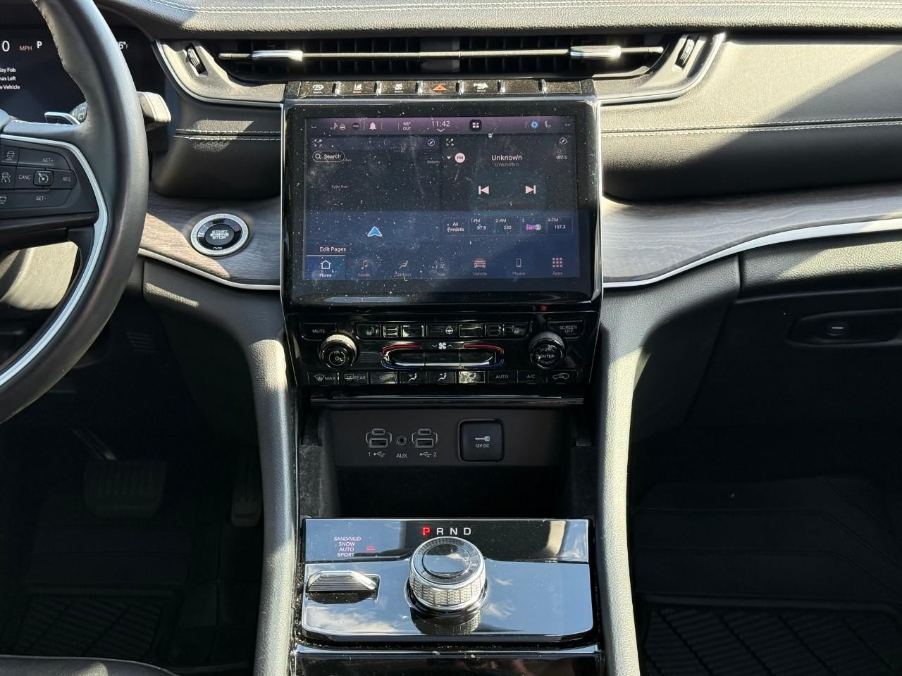 Jeep Grand Cherokee L Vehicle Full-screen Gallery Image 10