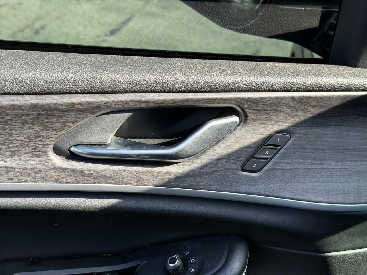 Jeep Grand Cherokee L Vehicle Full-screen Gallery Image 12