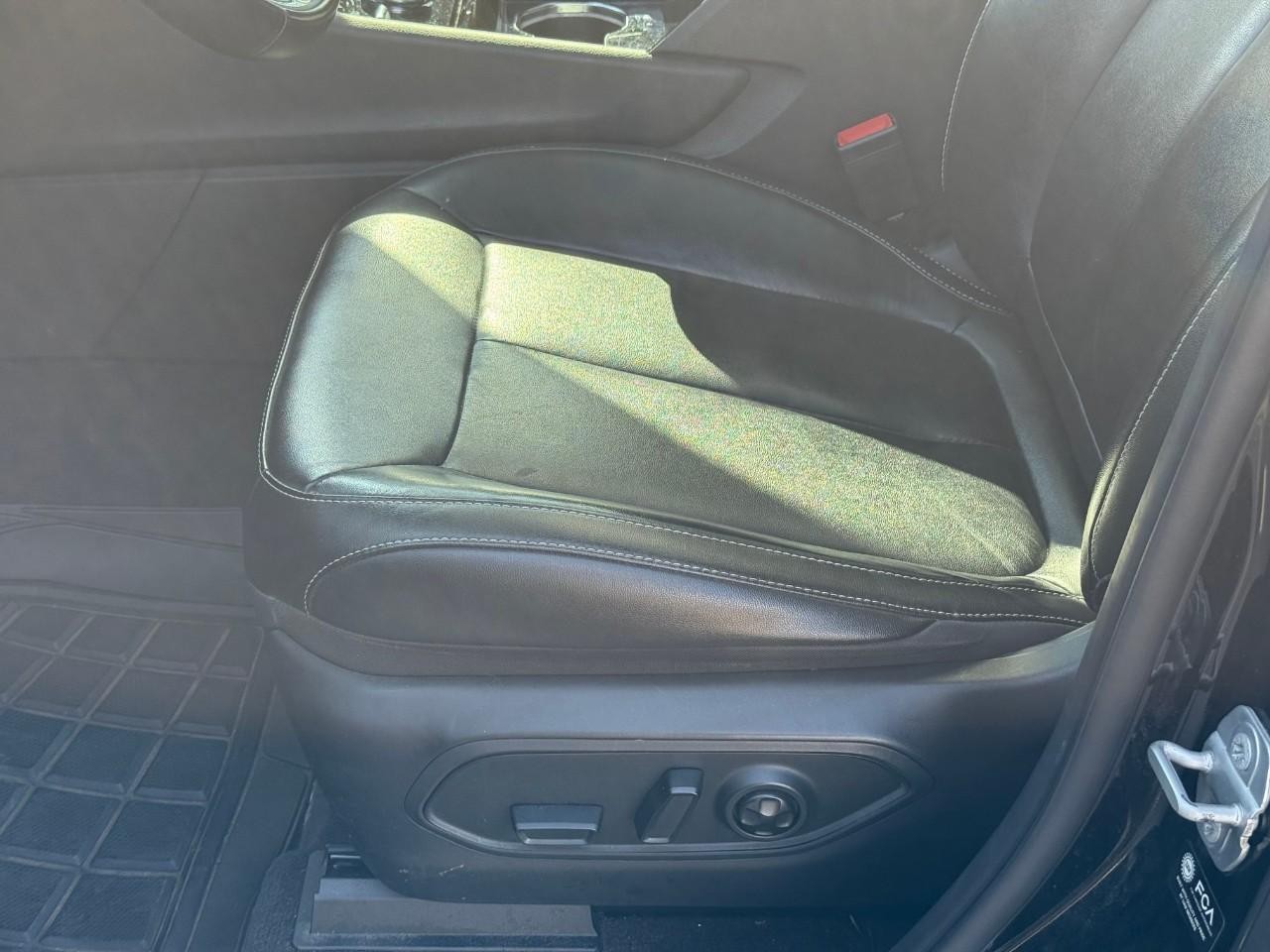 Jeep Grand Cherokee L Vehicle Full-screen Gallery Image 13