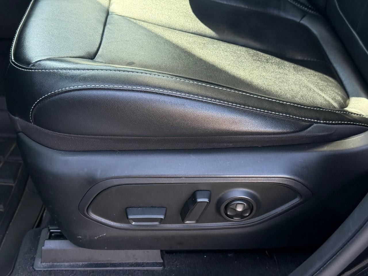 Jeep Grand Cherokee L Vehicle Full-screen Gallery Image 14