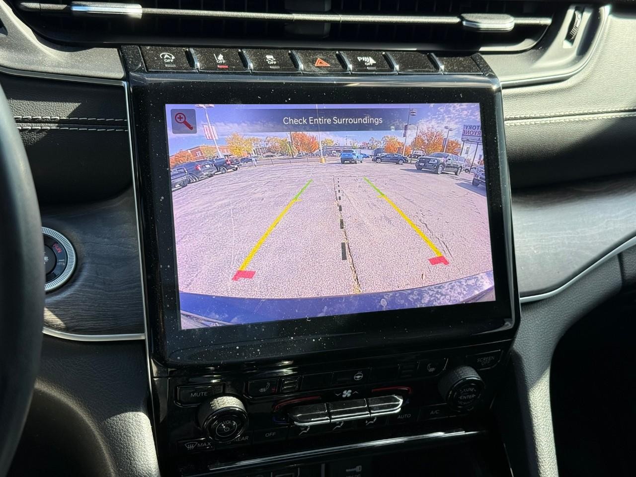 Jeep Grand Cherokee L Vehicle Full-screen Gallery Image 15