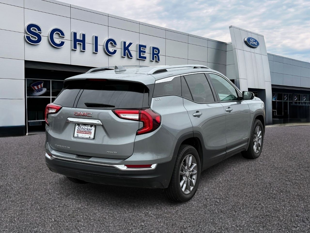 GMC Terrain Vehicle Full-screen Gallery Image 02