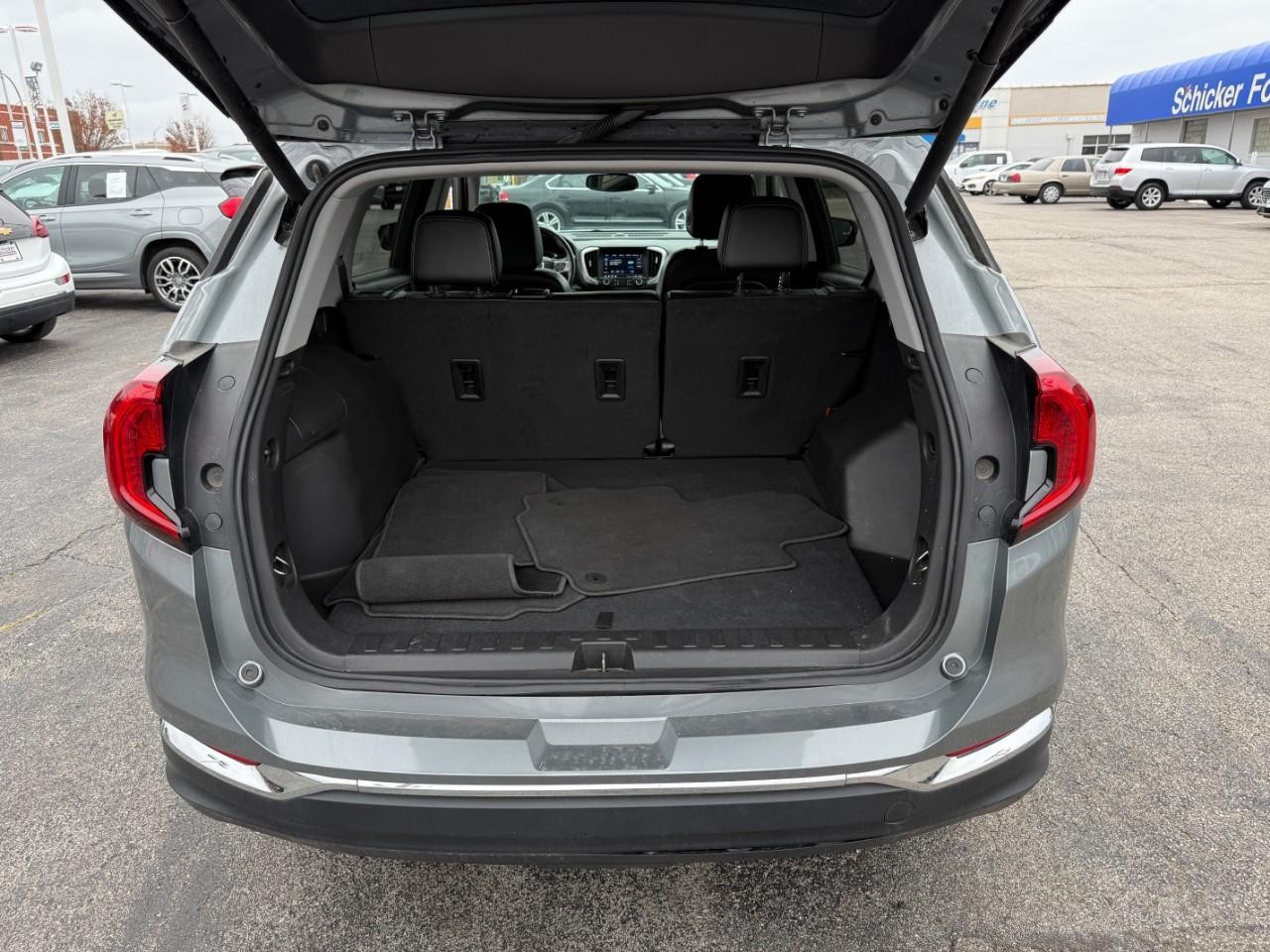 GMC Terrain Vehicle Full-screen Gallery Image 06