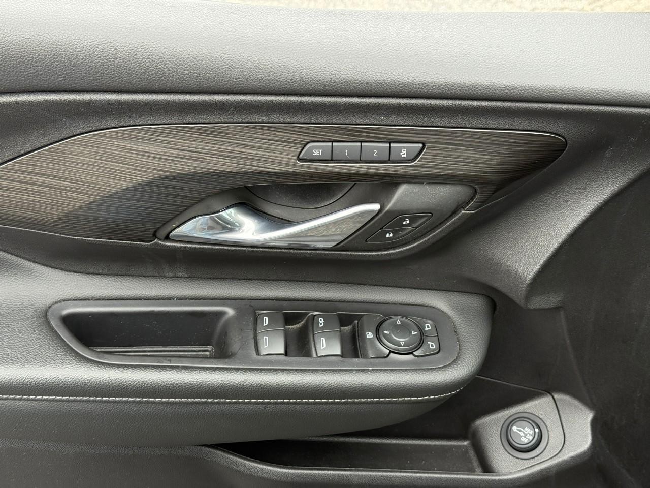 GMC Terrain Vehicle Full-screen Gallery Image 16