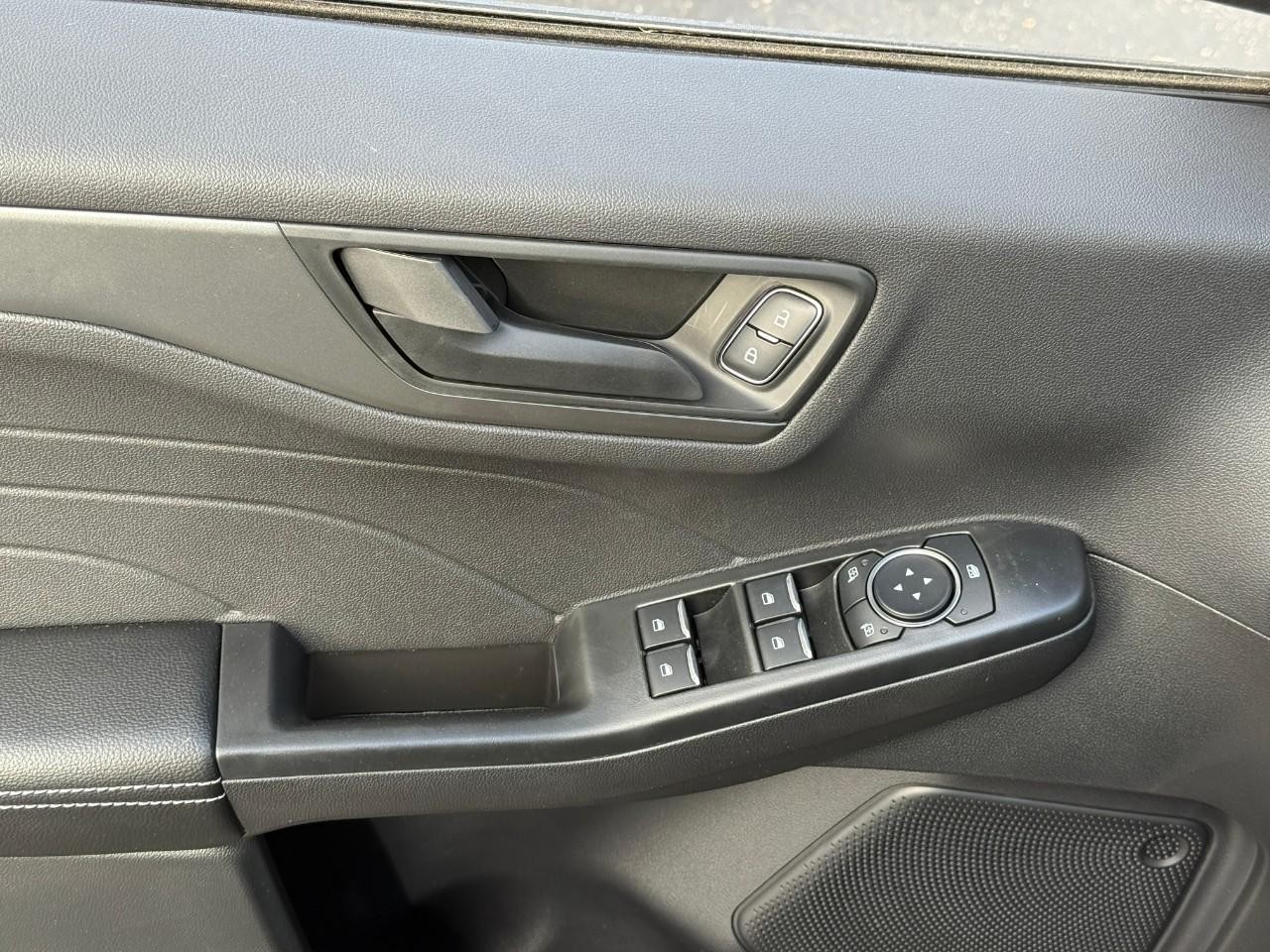 Ford Escape Vehicle Full-screen Gallery Image 09