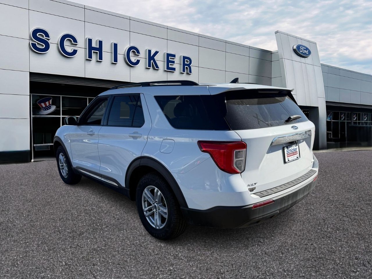 Ford Explorer Vehicle Full-screen Gallery Image 03