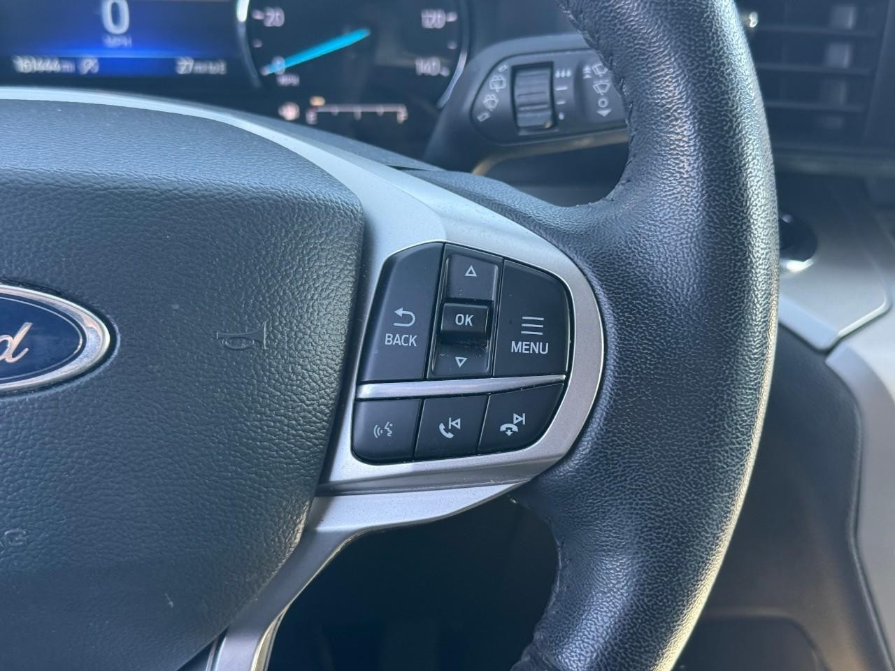 Ford Explorer Vehicle Full-screen Gallery Image 15