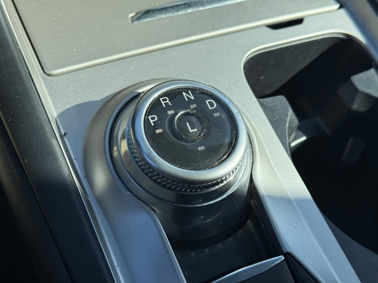 Ford Explorer Vehicle Full-screen Gallery Image 18