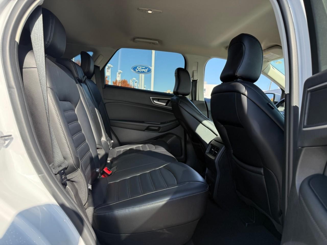 Ford Edge Vehicle Full-screen Gallery Image 05