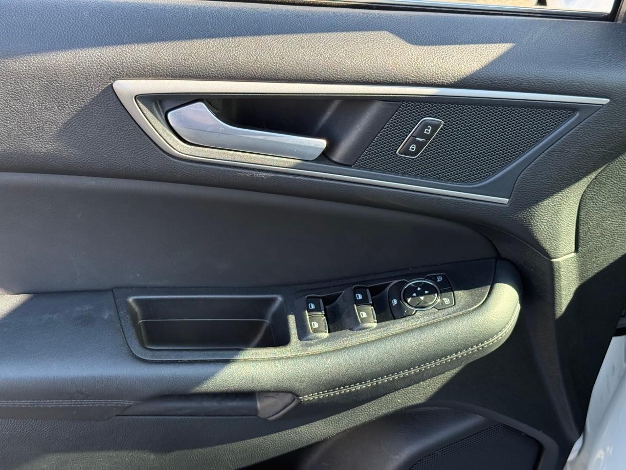 Ford Edge Vehicle Full-screen Gallery Image 10