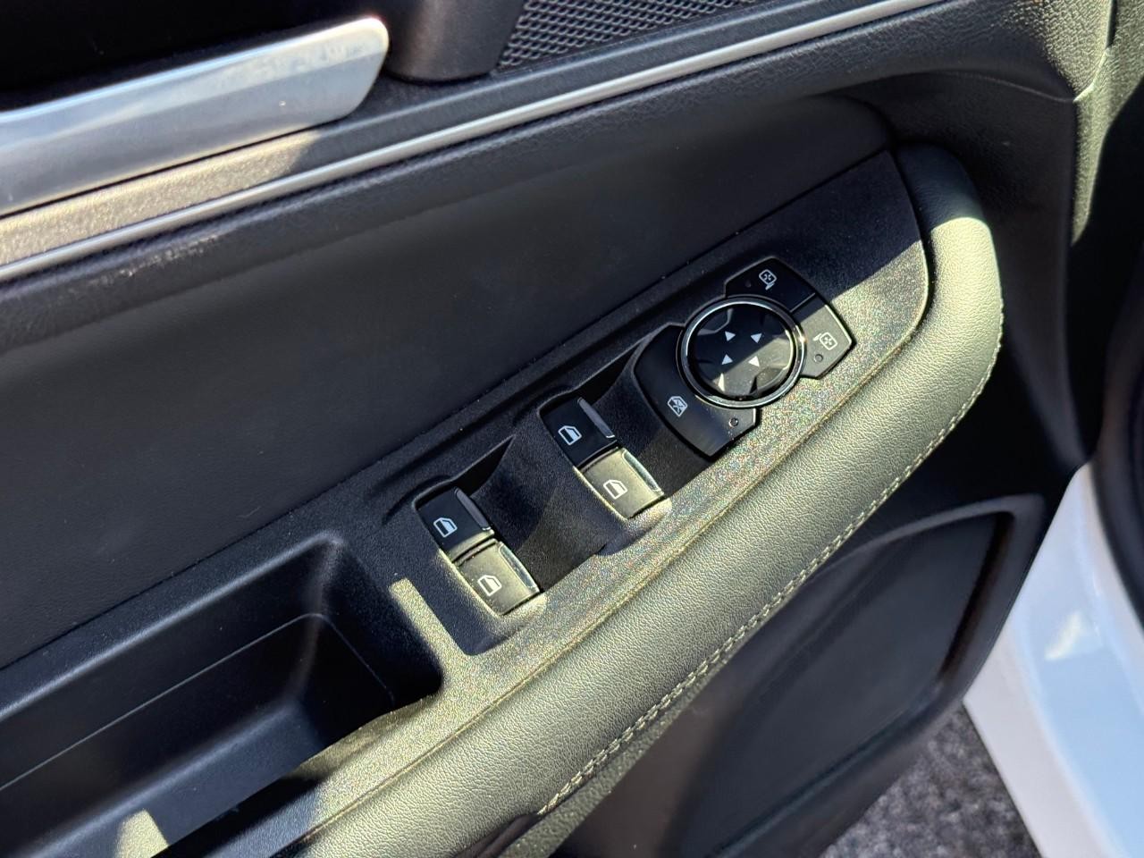 Ford Edge Vehicle Full-screen Gallery Image 11