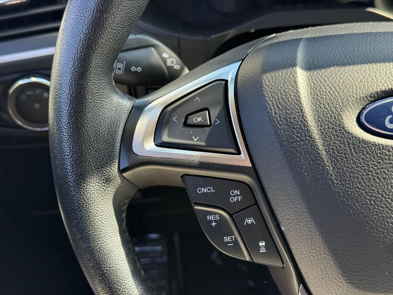 Ford Edge Vehicle Full-screen Gallery Image 14