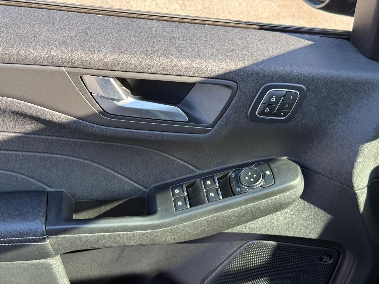 Ford Escape Vehicle Full-screen Gallery Image 11