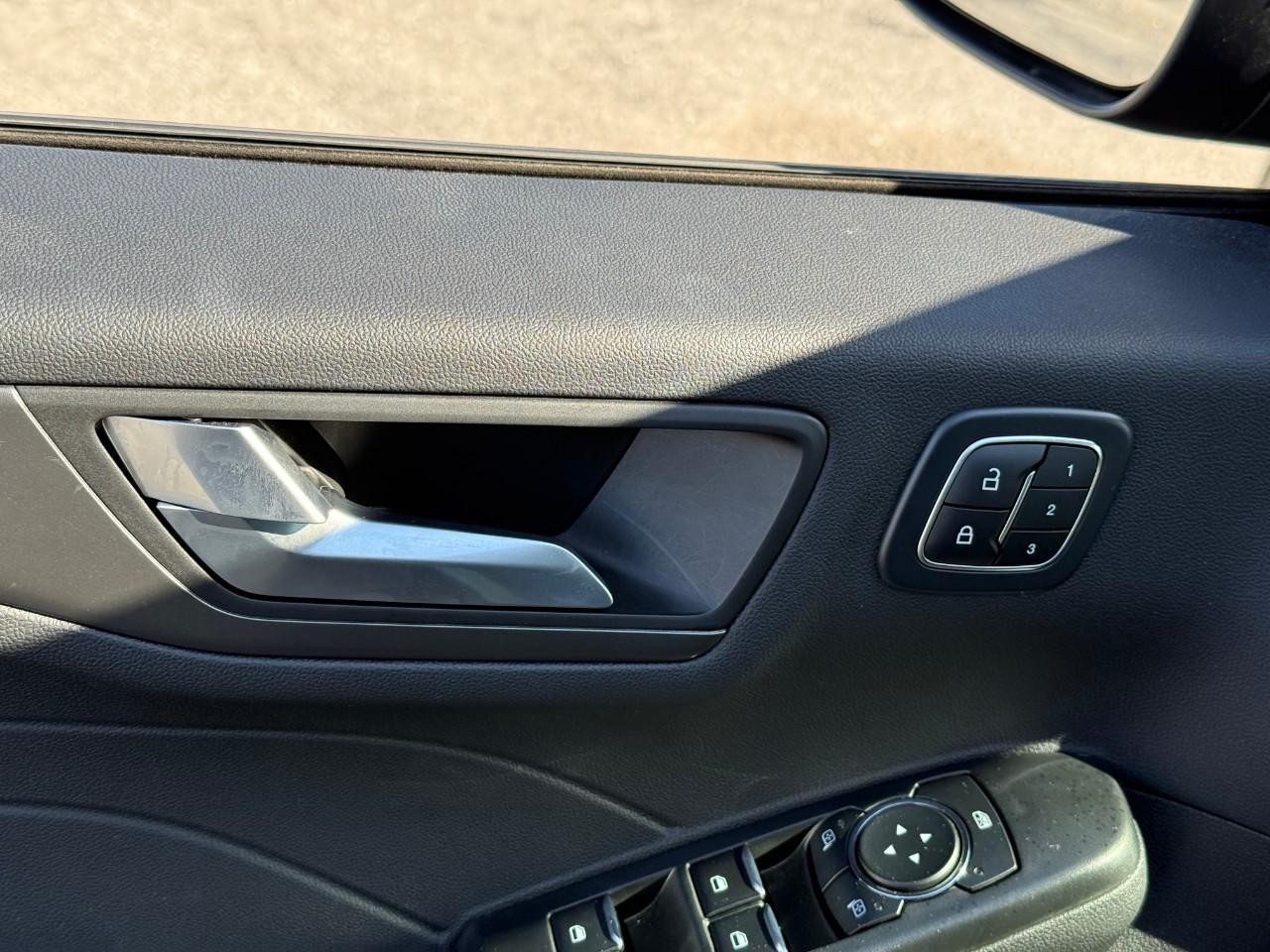 Ford Escape Vehicle Full-screen Gallery Image 12