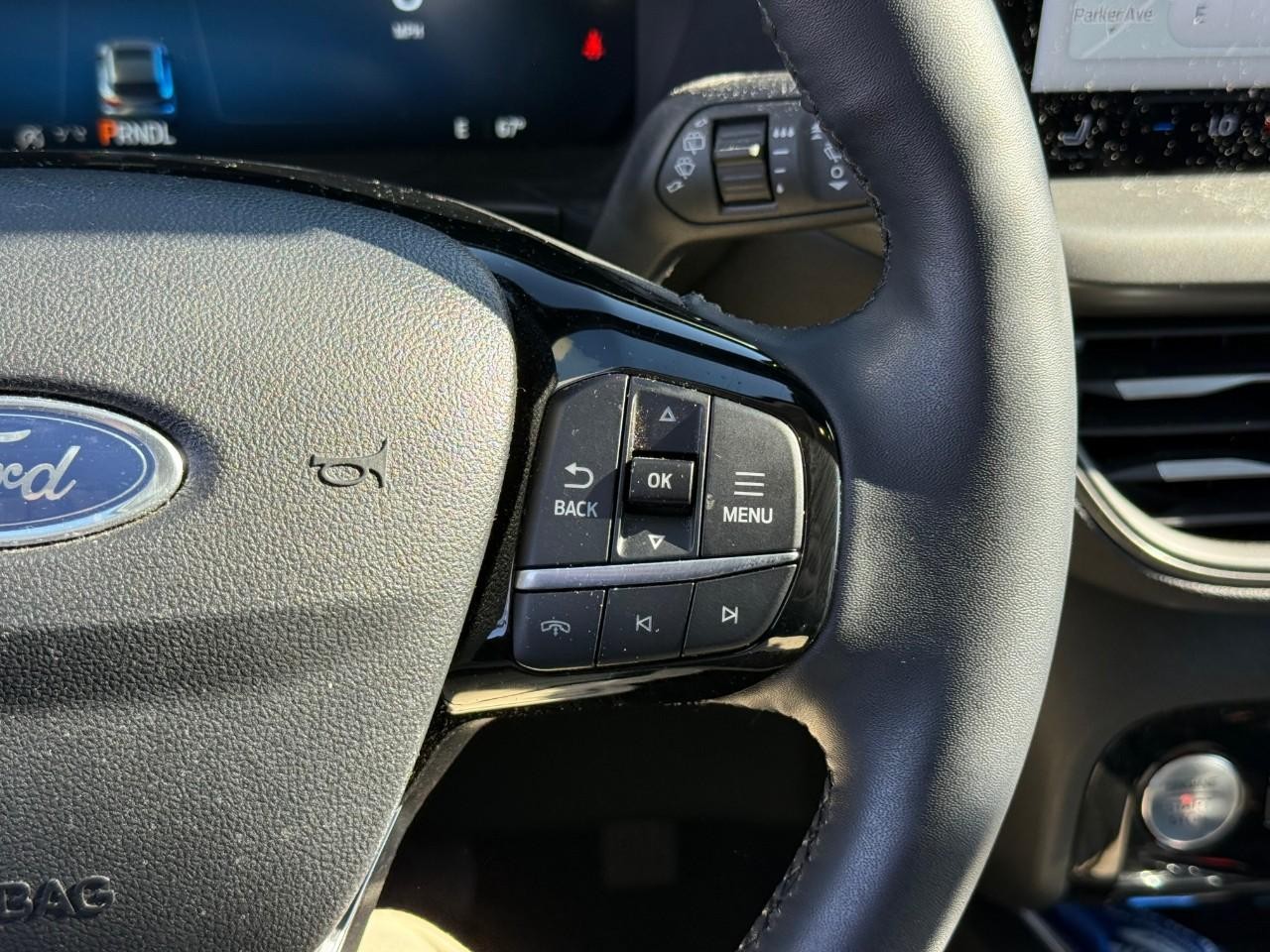 Ford Escape Vehicle Full-screen Gallery Image 15