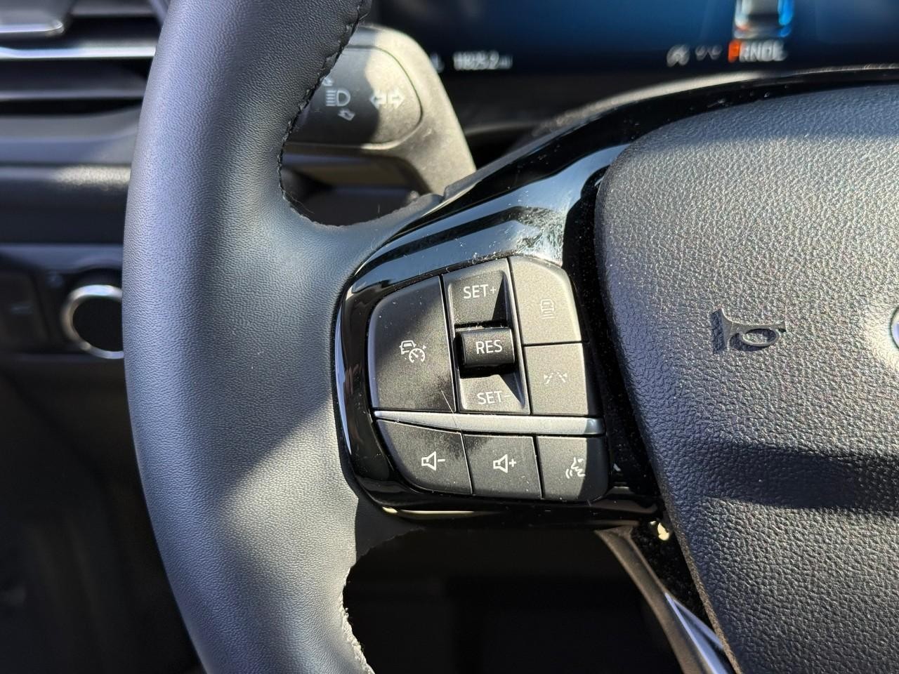 Ford Escape Vehicle Full-screen Gallery Image 21