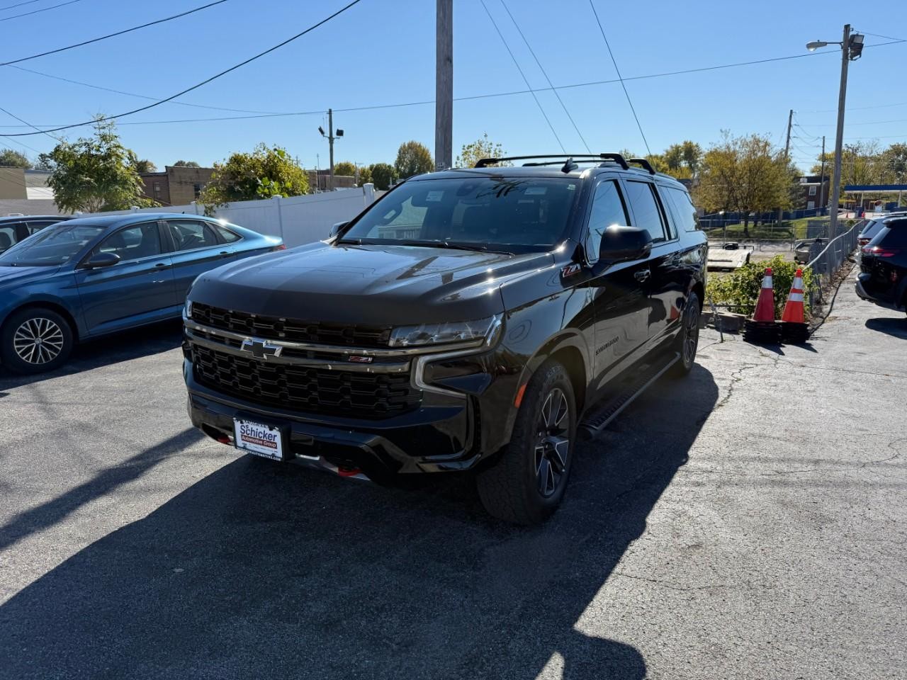Chevrolet Suburban Vehicle Full-screen Gallery Image 03