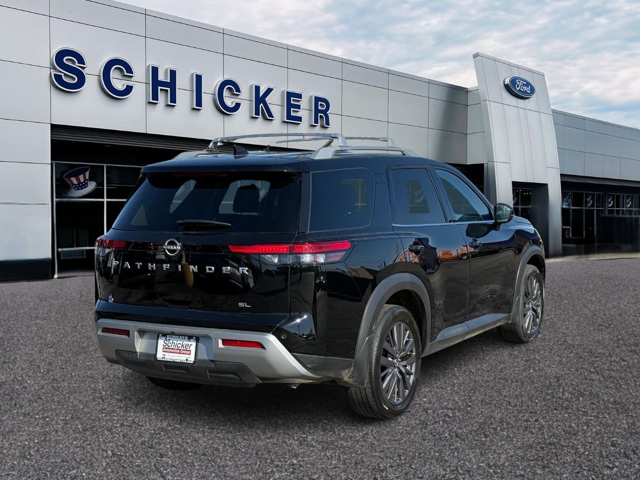 Nissan Pathfinder Vehicle Full-screen Gallery Image 02