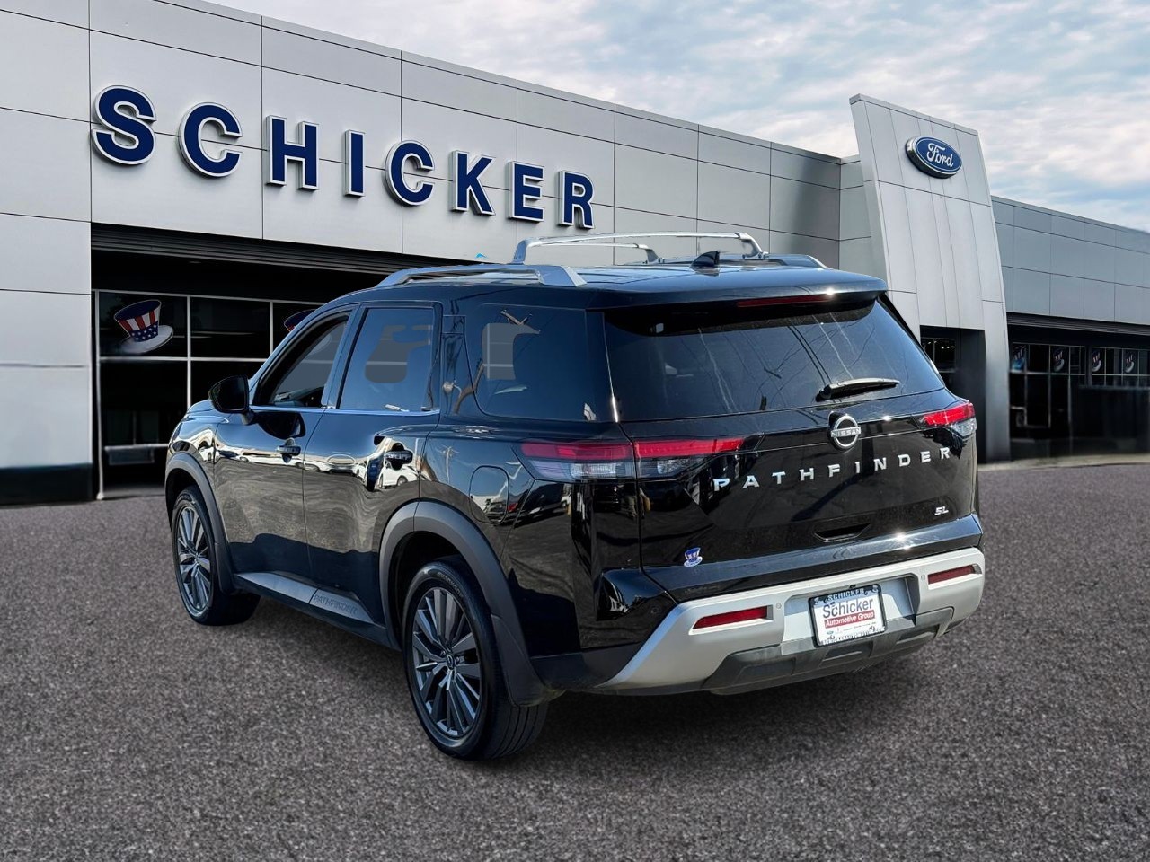 Nissan Pathfinder Vehicle Full-screen Gallery Image 03