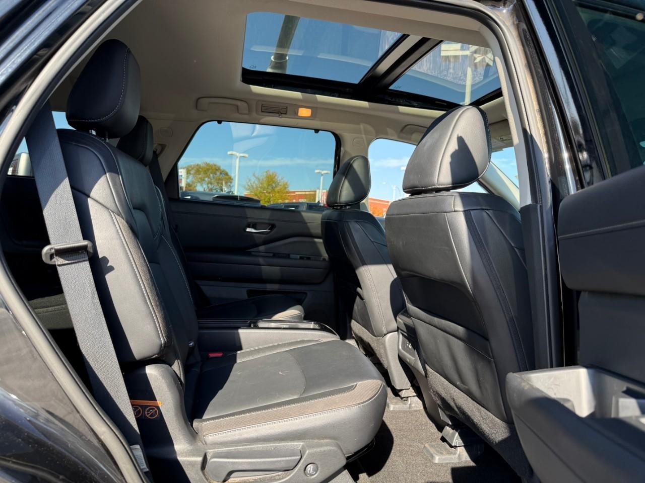 Nissan Pathfinder Vehicle Full-screen Gallery Image 05